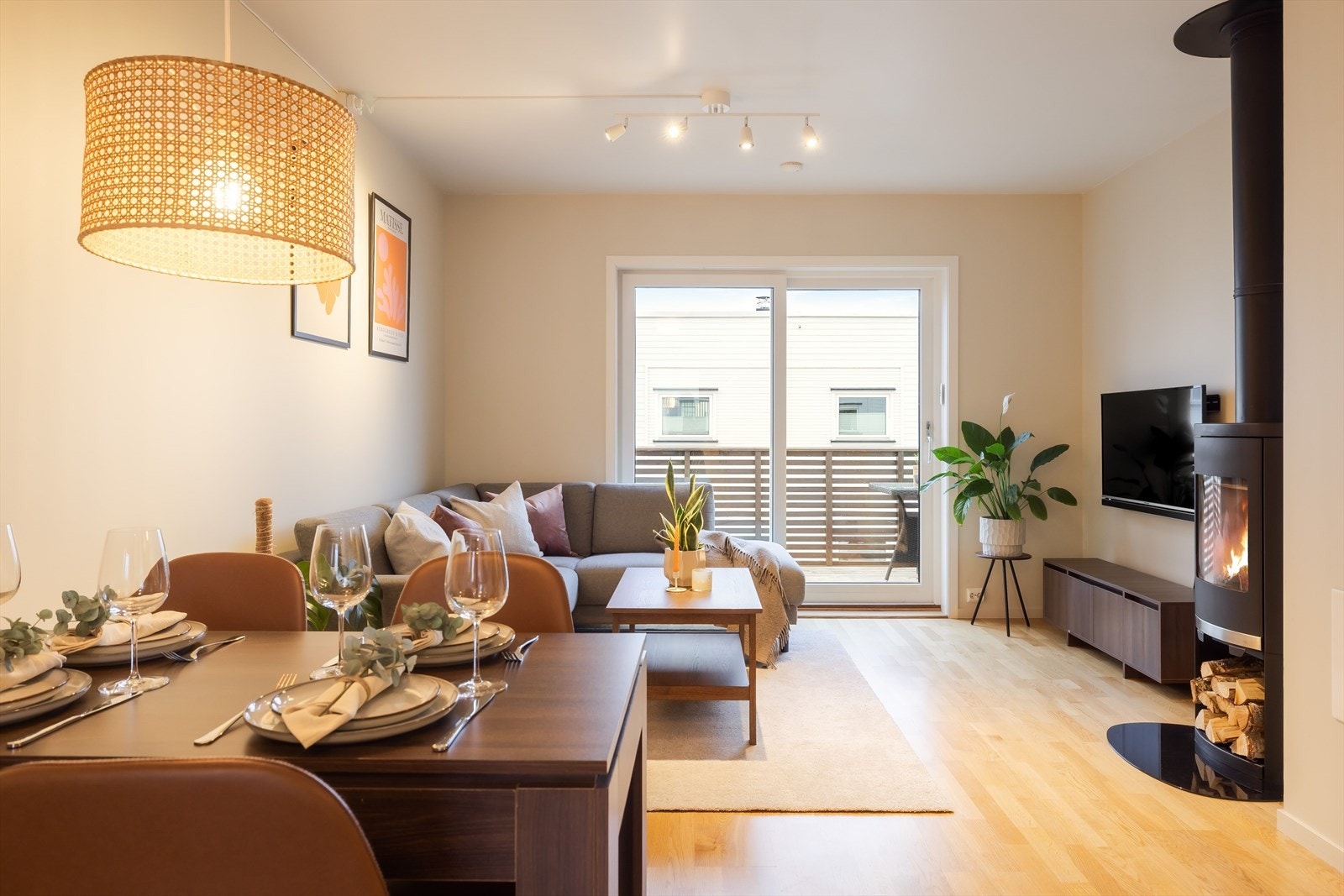 Du får en god stue med plass til både sofagruppe og spisebord. Galleribilde