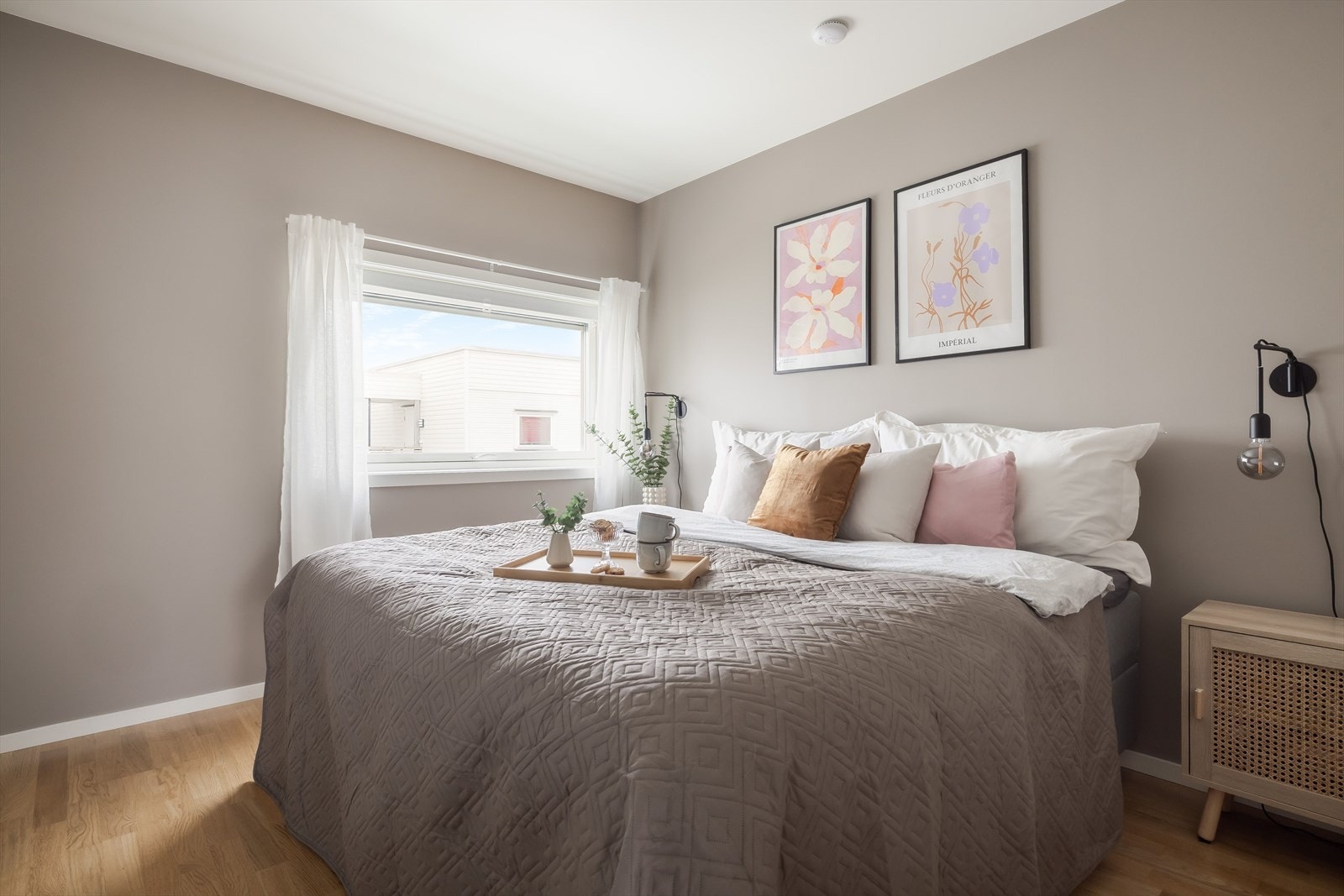 Leiligheten har to soverom. Dette er hovedsoverommet som har god plass til dobbeltseng med tilhørende nattbord. Galleribilde