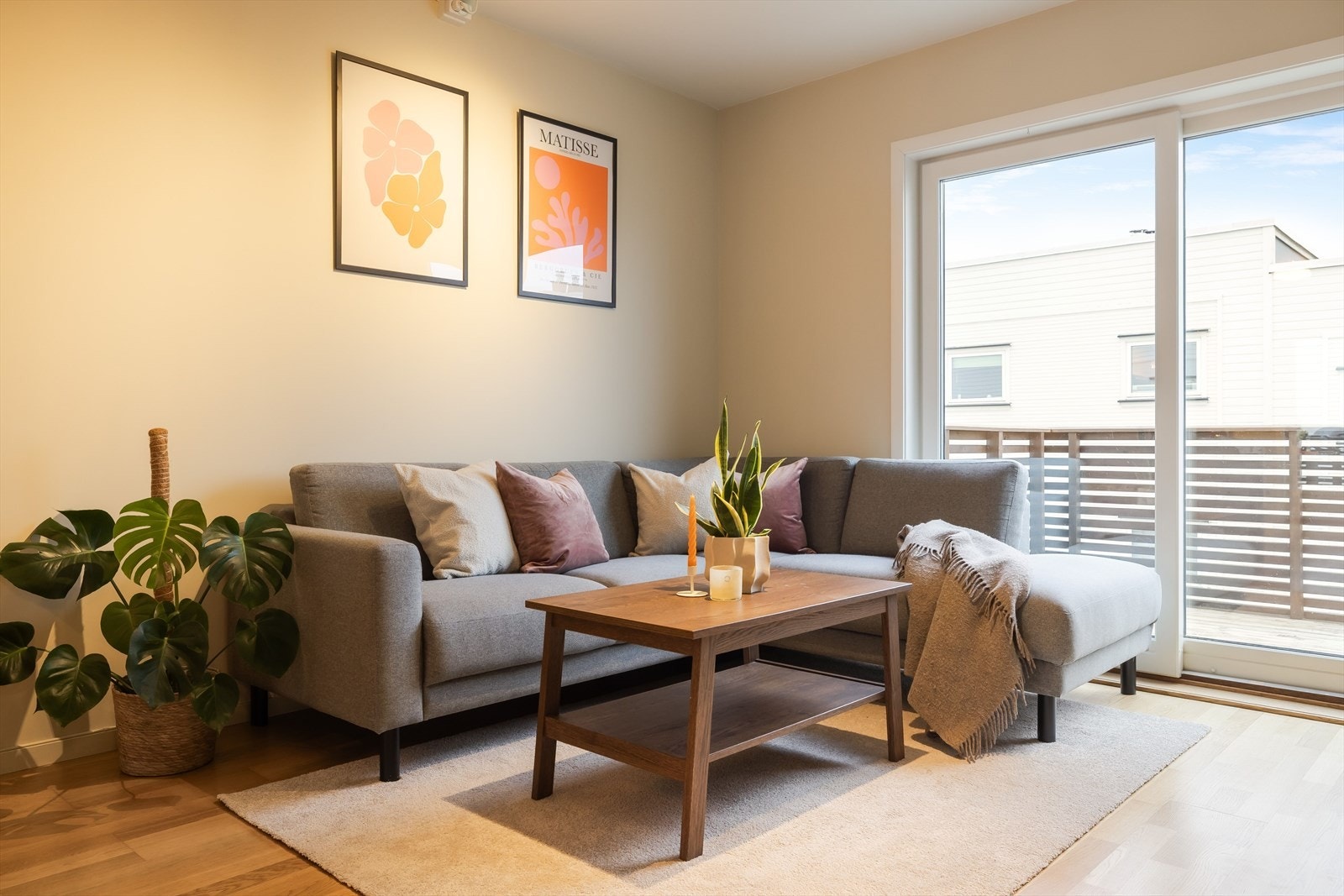 På gulvet er det parkett og veggene har malte gipsplater. Galleribilde