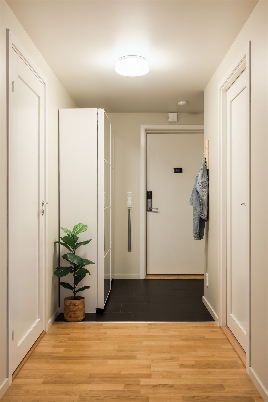 Lys entré med flislagt gulv med varmekabler i den ytterste delen. Praktisk når man kommer inn med våte sko. Galleribilde