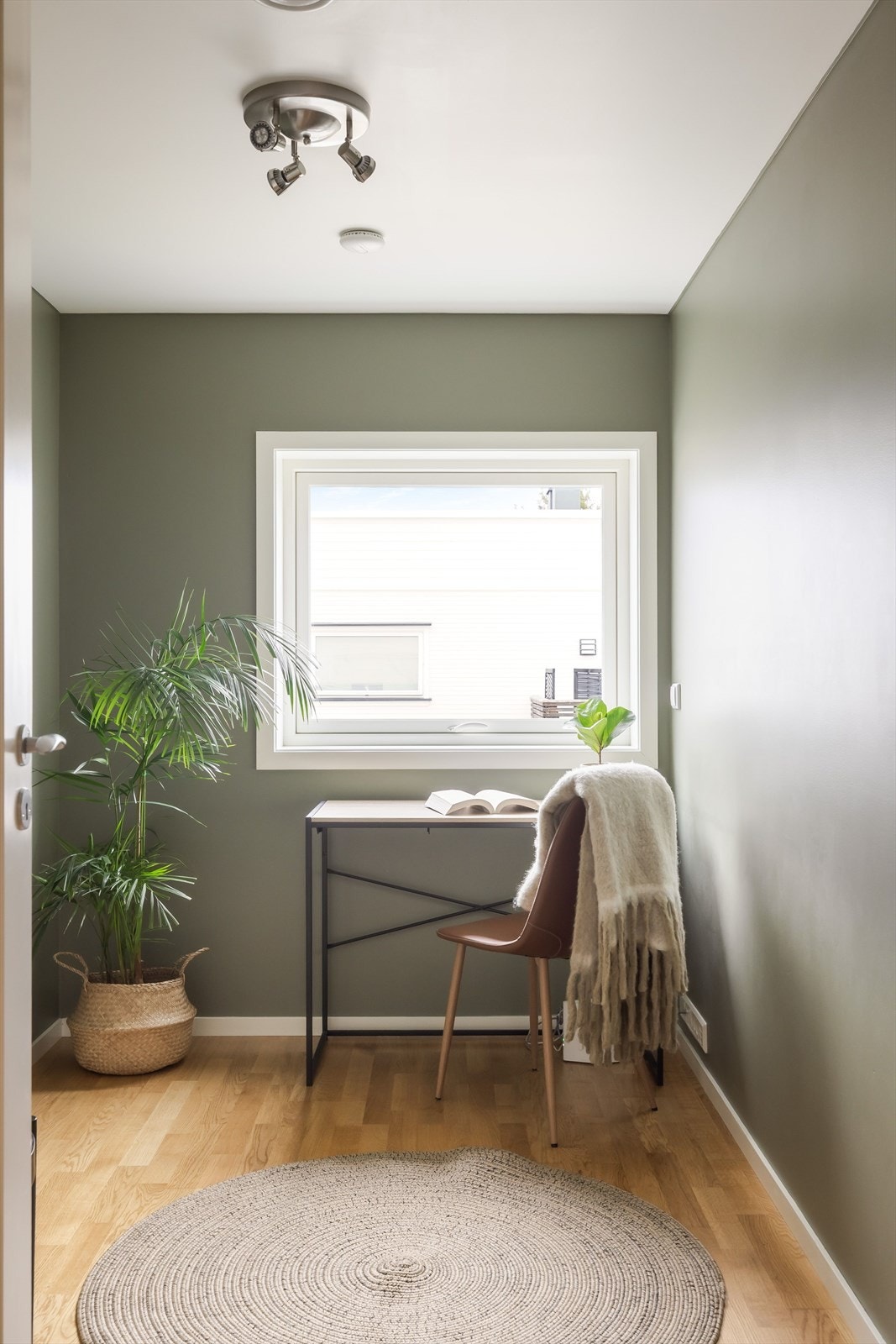 Rommet er malt i en fin grønnfarge. Galleribilde