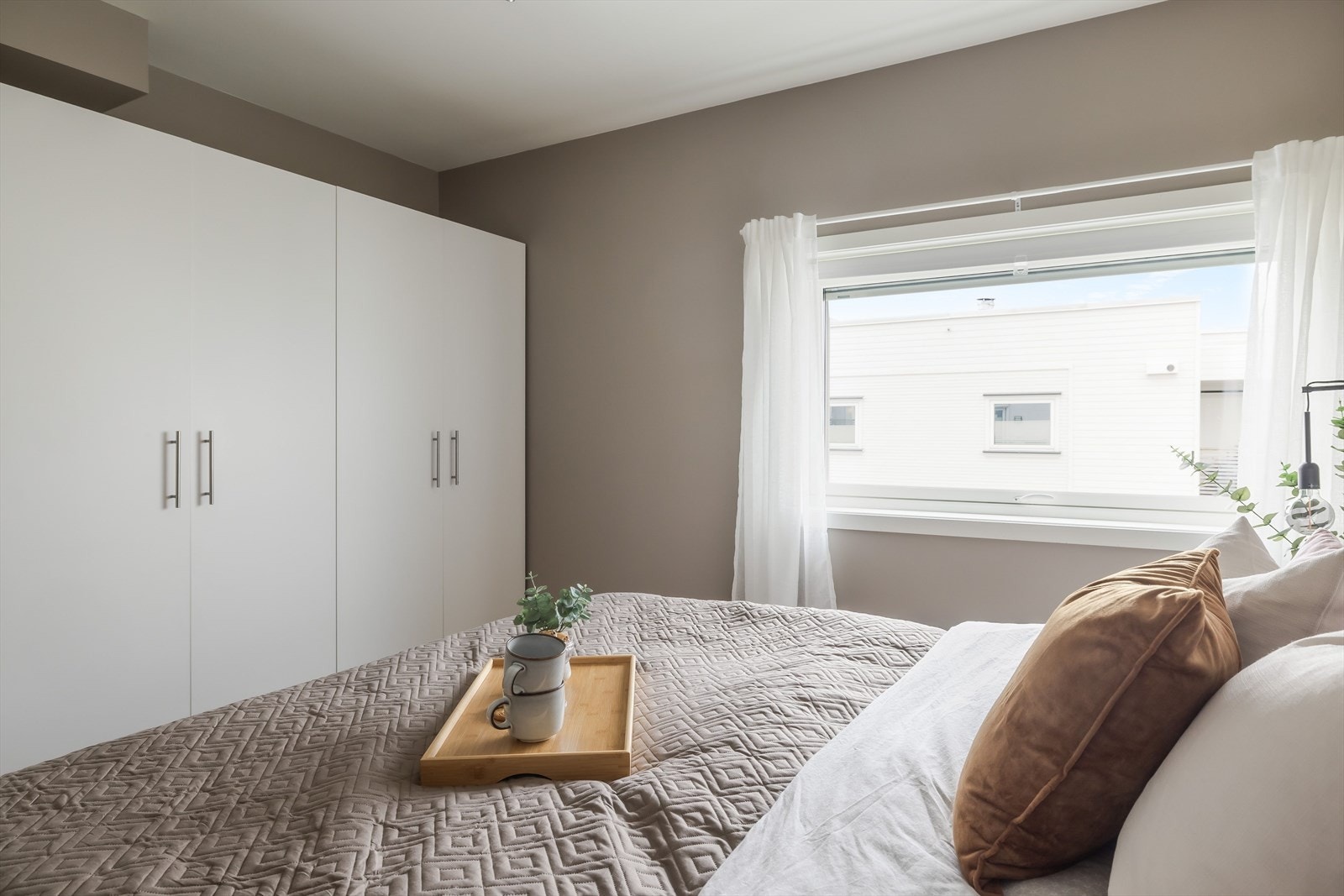 Veggene er malt i en dus og behagelig beigefarge. Galleribilde