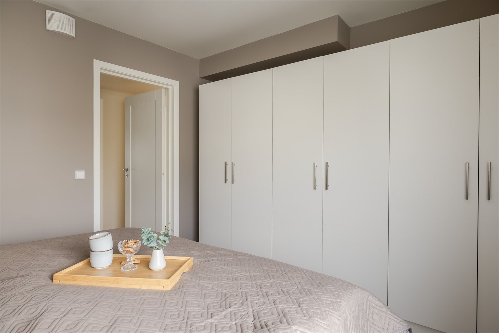 Det er godt med garderobeskap på rommet. Galleribilde