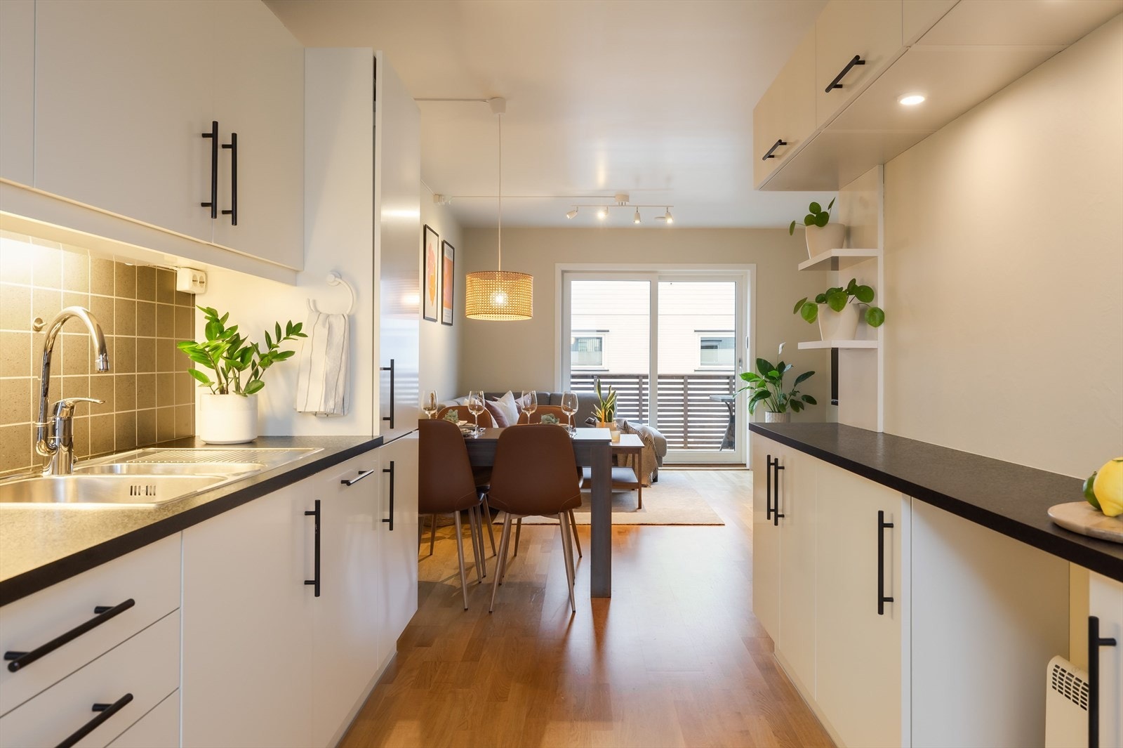 Kjøkkenet er lyst og tidløst med innredning på to vegger. Galleribilde