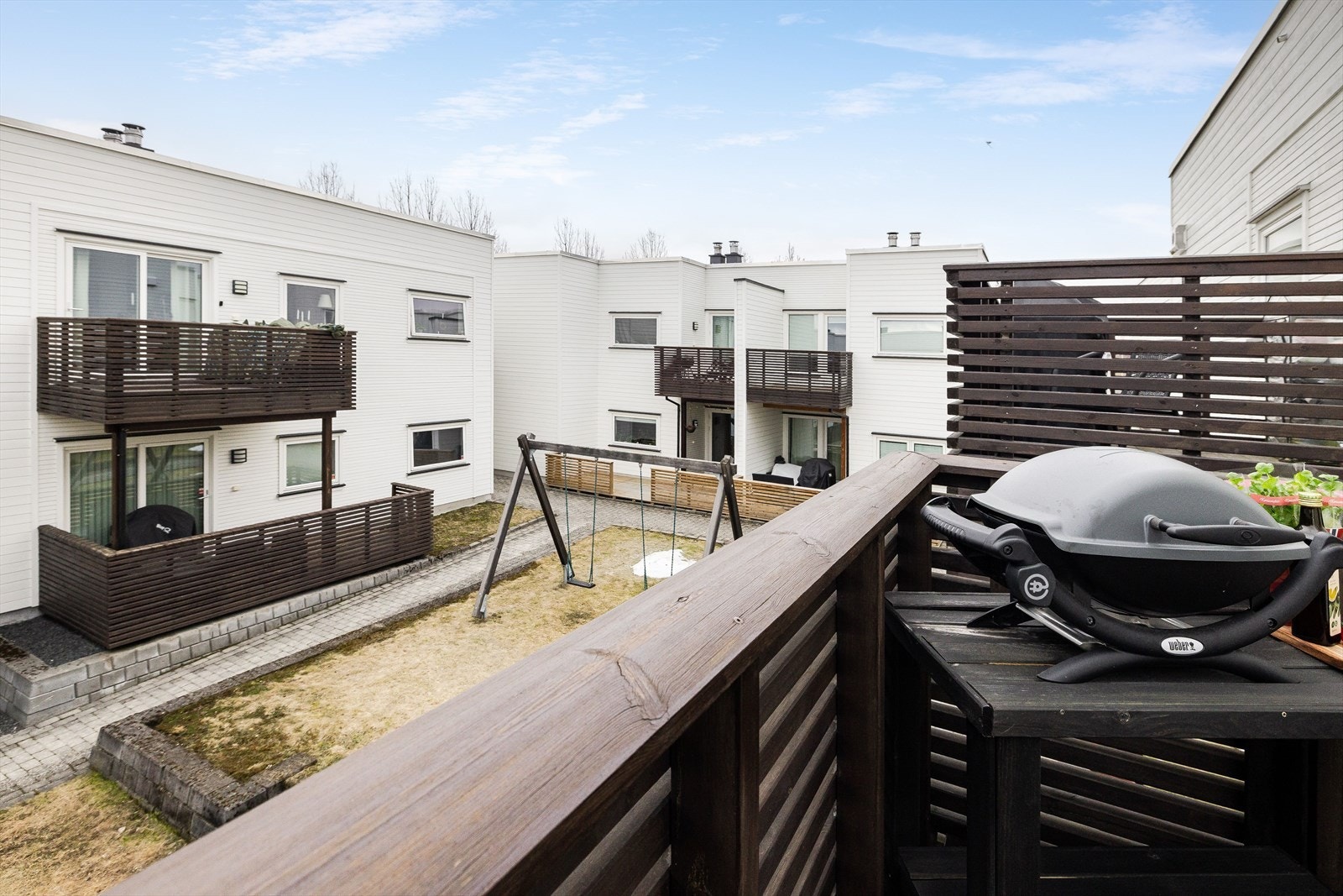 Balkongen vender ut mot felles bakgård. Galleribilde