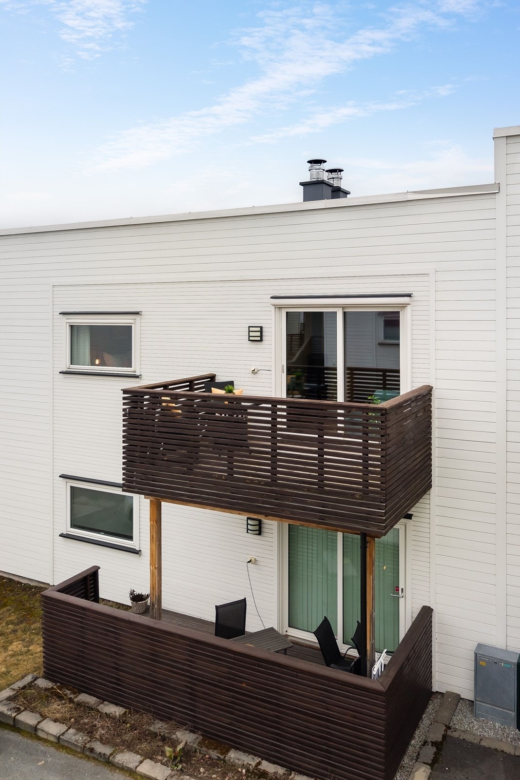 Balkongen utenfor stua. Det er montert utvendig screens på døra og soveromsvinduet. Galleribilde