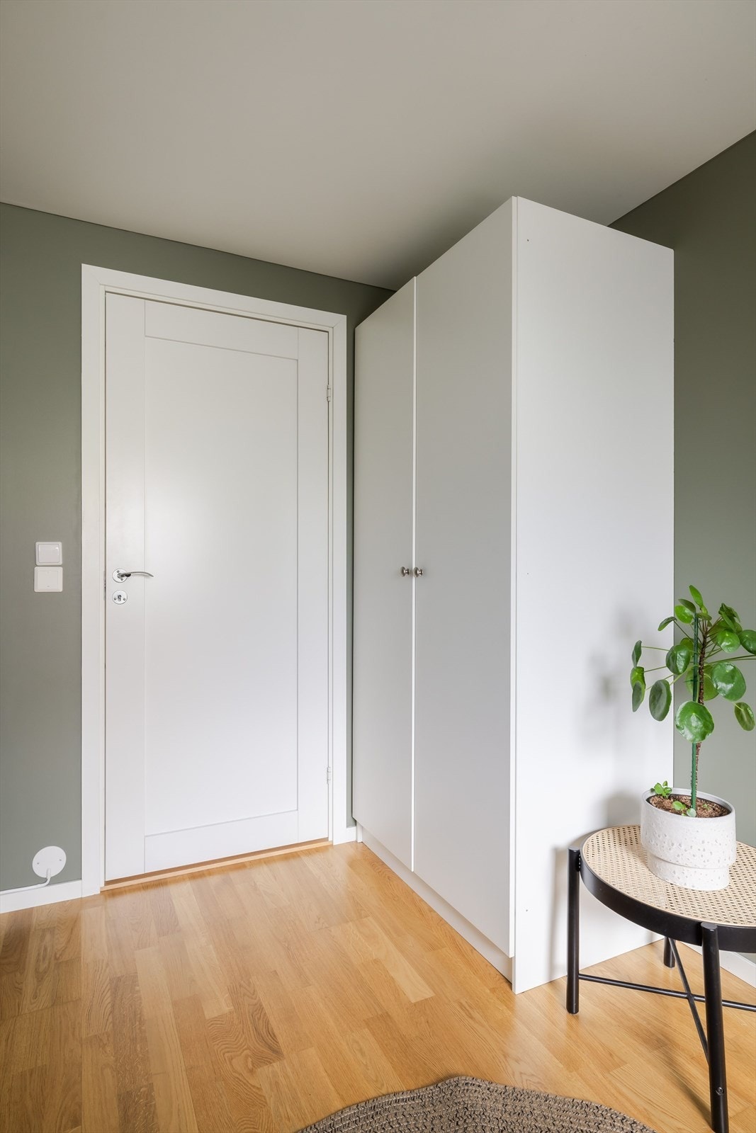 Det er garderobeskap på rommet. Galleribilde