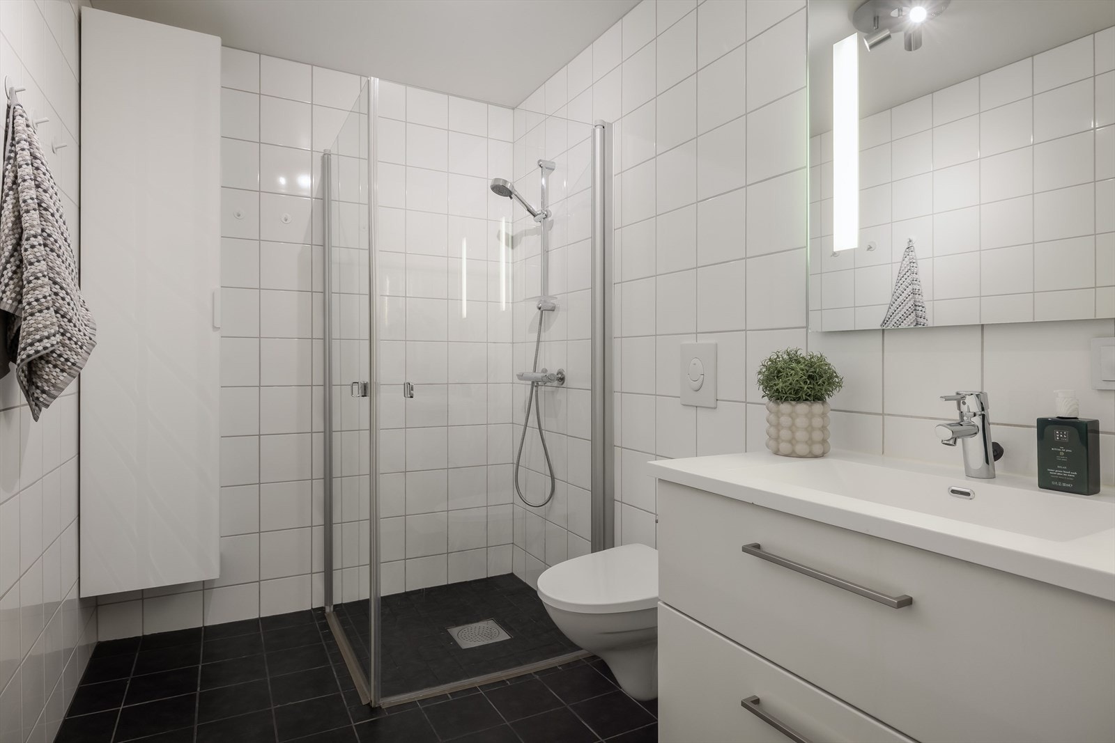 Flislagt bad med elektriske varmekabler i gulvet. Galleribilde