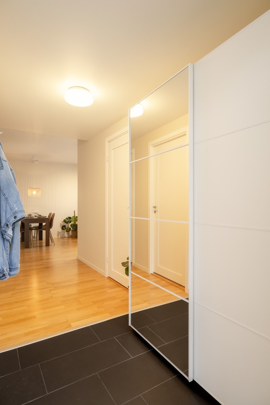 Det er satt inn en skyvedørsgarderobe i entréen. Til venstre i bildet er det adkomst til bod/teknisk rom. Galleribilde