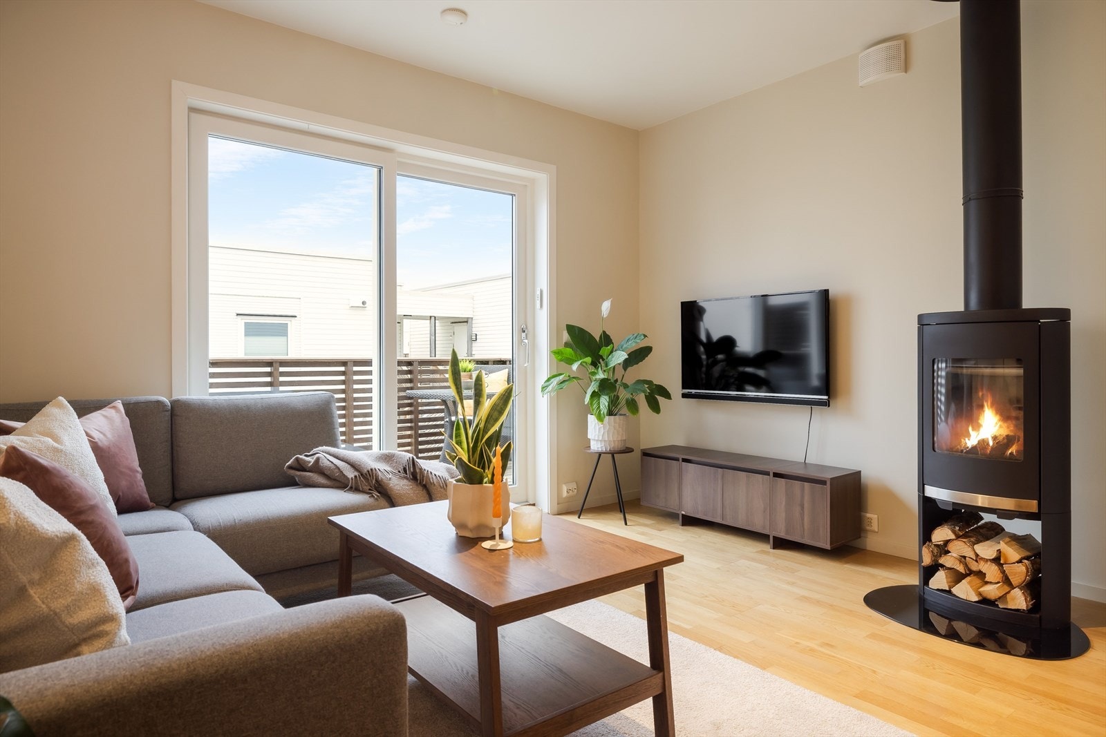 Det er installert peisovn for god varme og hyggelig stemning. Galleribilde