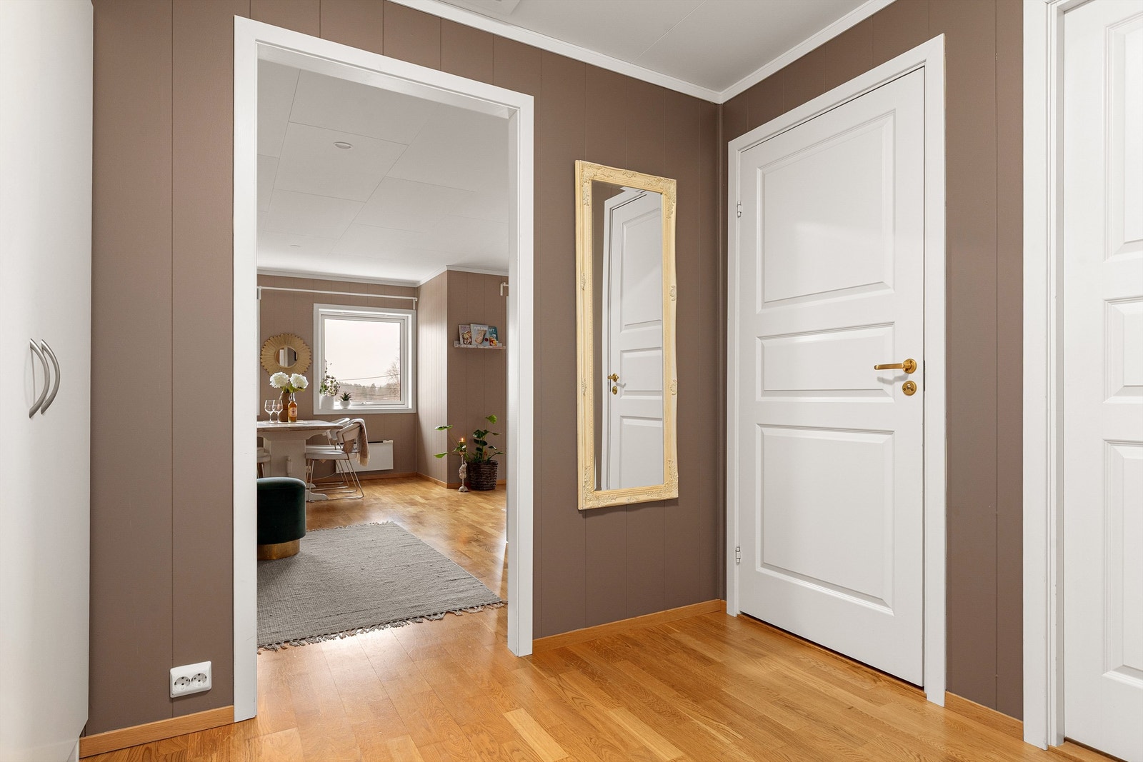 Fra gang mot stue Galleribilde