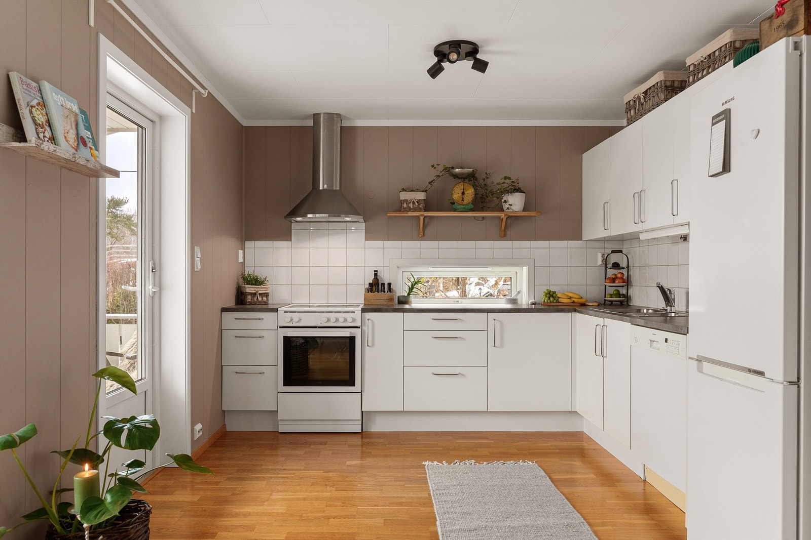 Godt utstyrt kjøkken med utgang til balkong Galleribilde