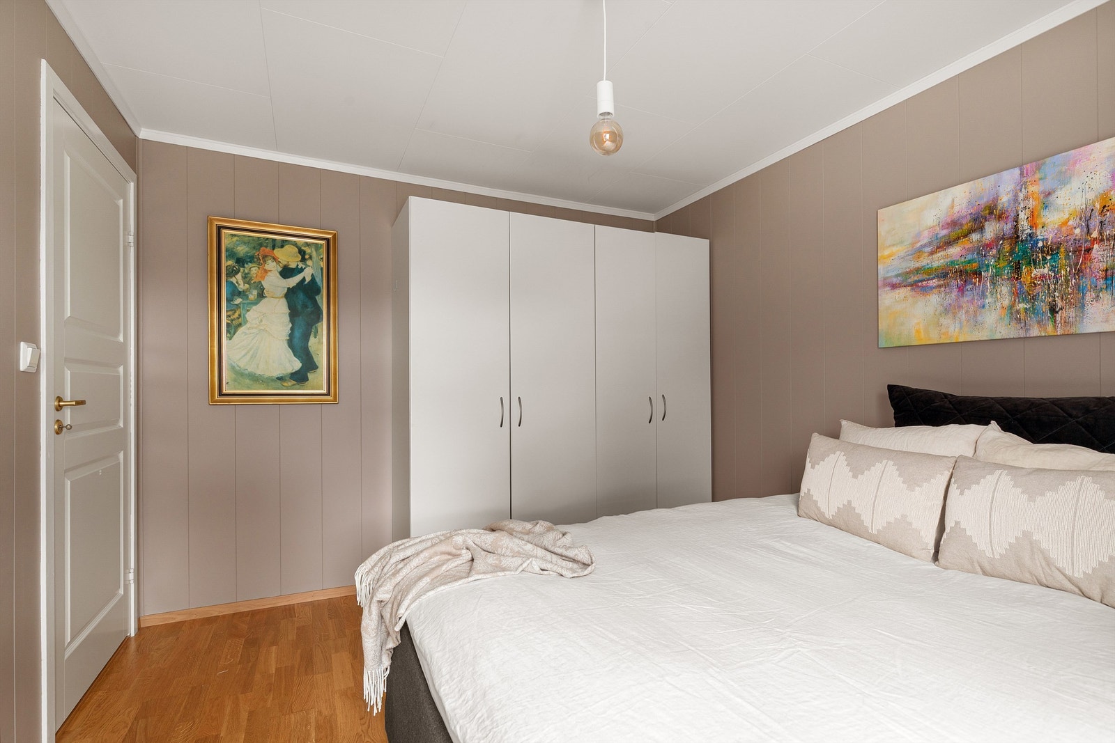 Det er også godt med garderobeplass på soverommet Galleribilde