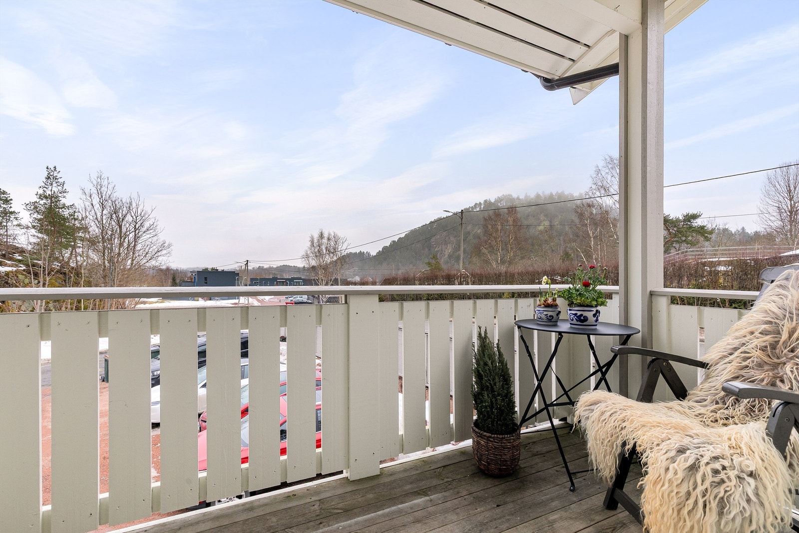 Koselig overbygget balkong utenfor stuen Galleribilde