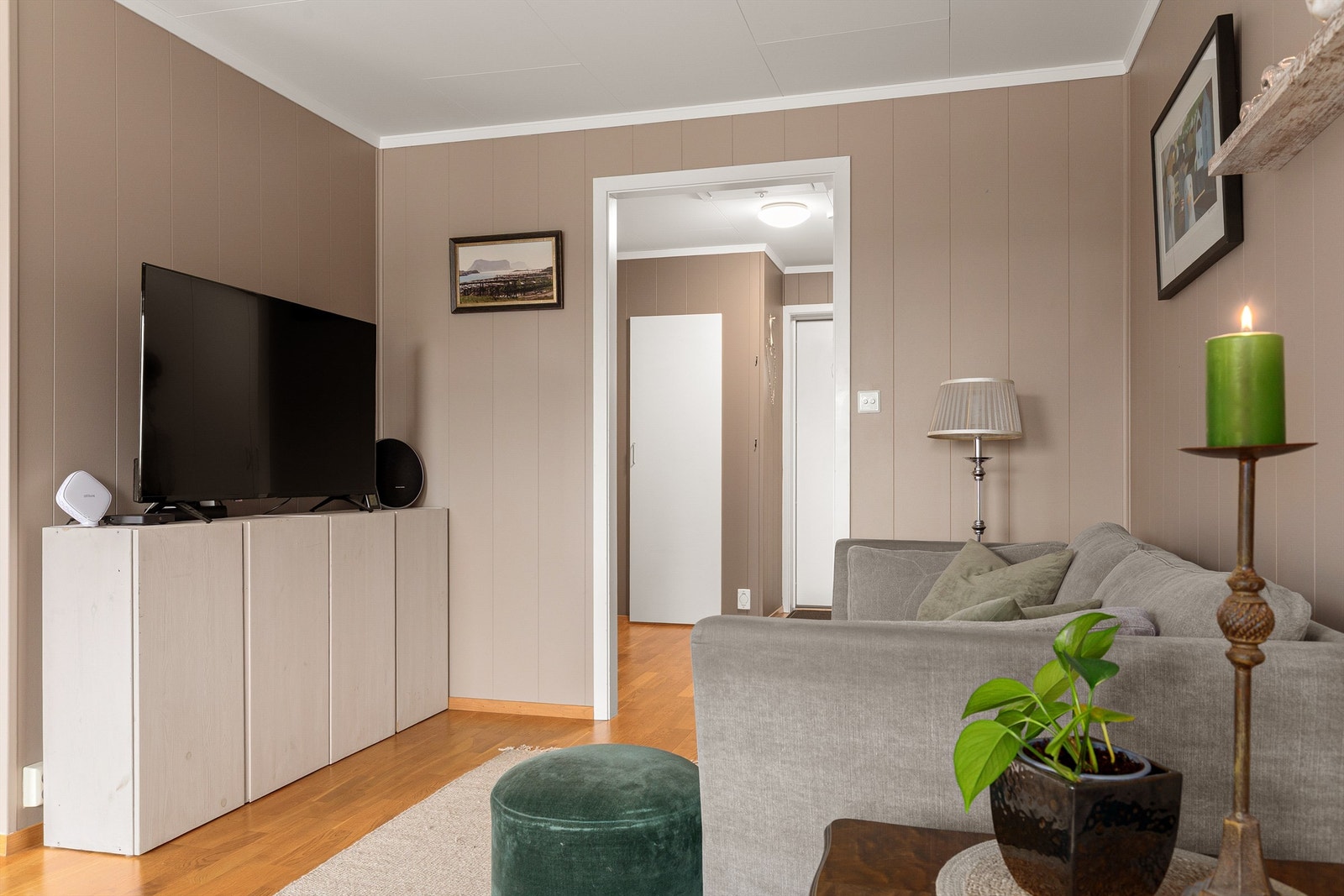 God plass til sofa i tilknytning til tv`en Galleribilde