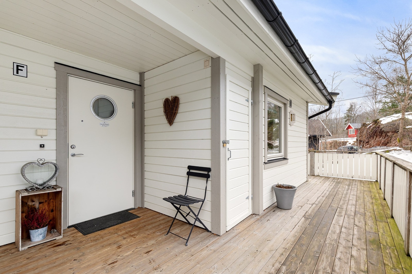 Det er også plass til et lite bord med stol til ved inngangspartiet om ønskelig Galleribilde