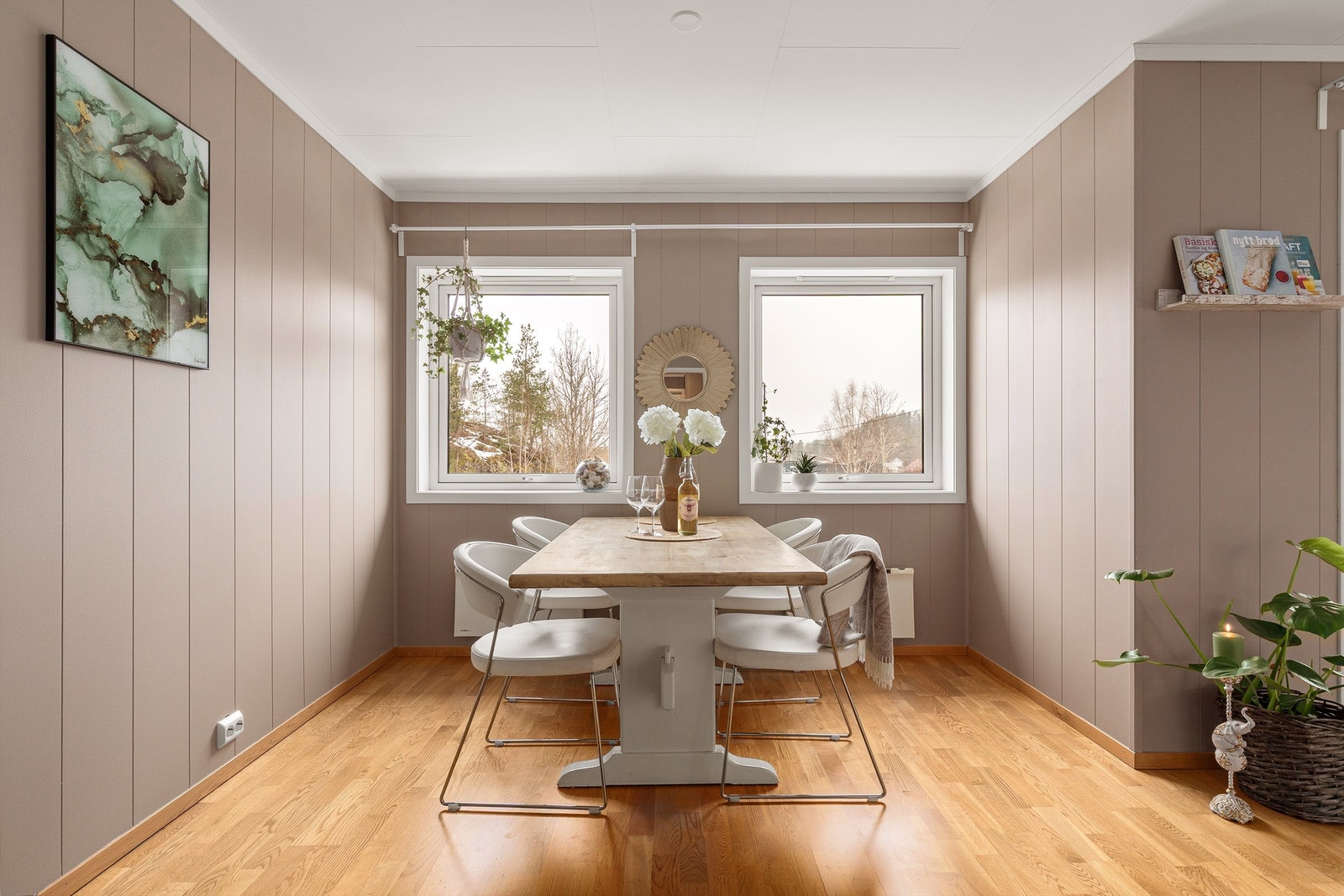 God plass til spisebord - Godt med vinduer som slipper inn rikelig med lys Galleribilde