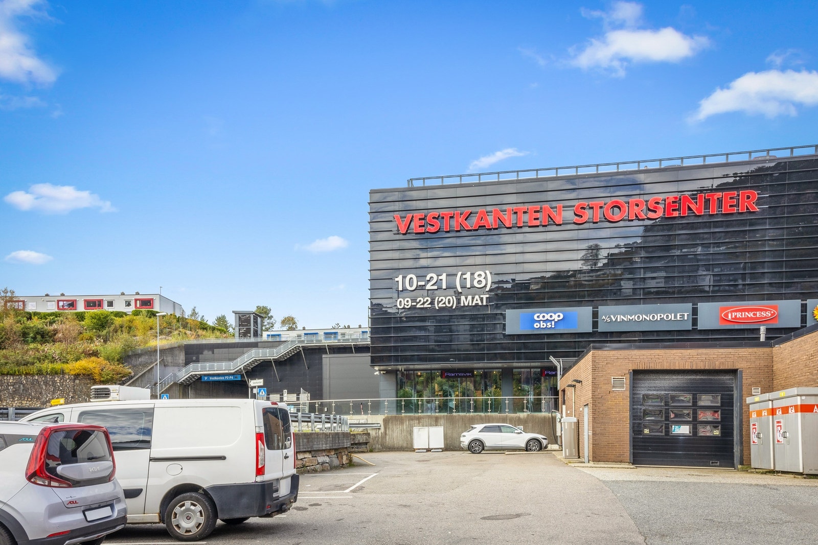 Vestkanten kjøpesenter med alt du trenger kun en spasertur unna leiligheten. Galleribilde