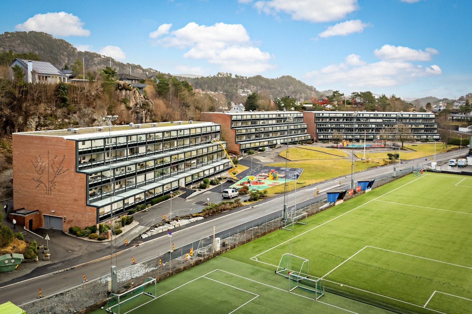 Borettslaget er veldrevet og omgitt av fine og velholdte fellesområder. Garasjeanlegg i u-etg av blokkene med fast parkeringsplass og el-bil lader. Galleribilde