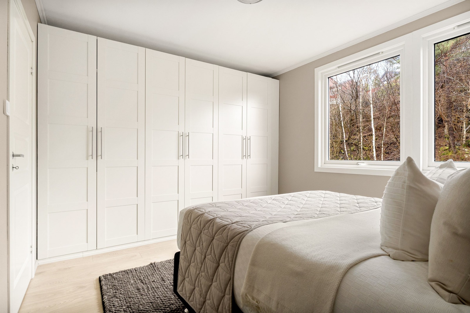 Stor garderobeskap medfølger. Galleribilde