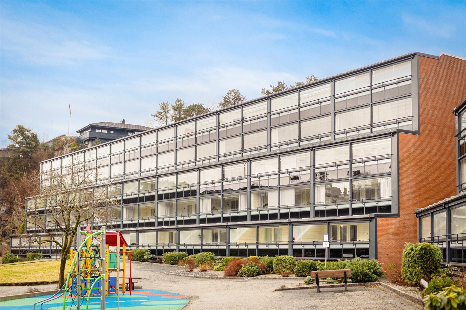 Oppgraderte fasader med innglassede balkonger. Galleribilde