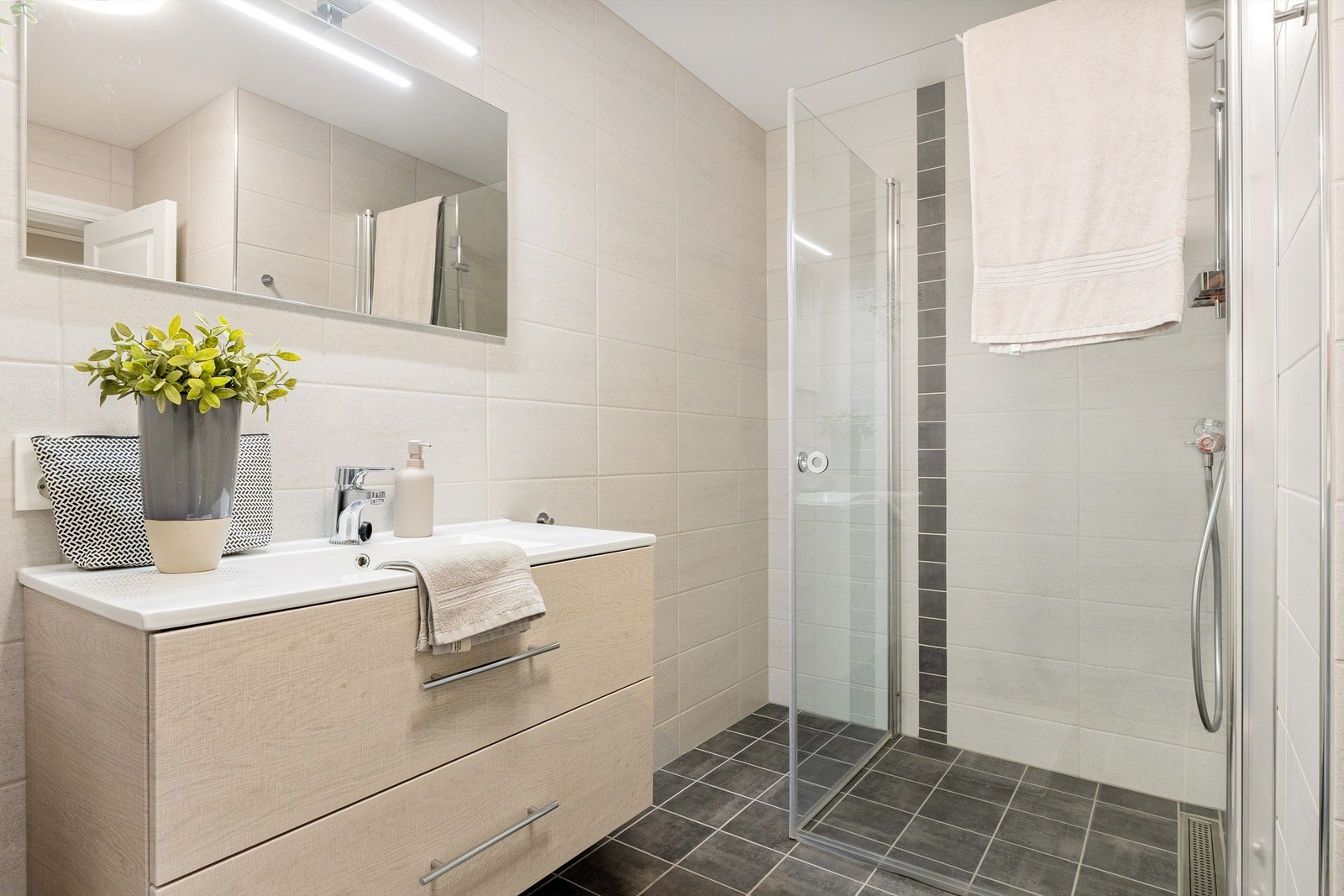 Badet ble oppgradert av borettslaget i 2019 og er helfliset med varme i gulv. Galleribilde