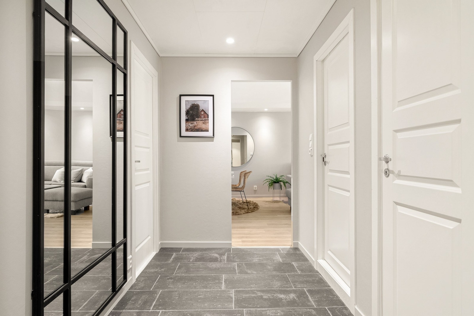 Romlig entrè og gang, og godt med oppbevaringsplass i garderobe i entrè Galleribilde