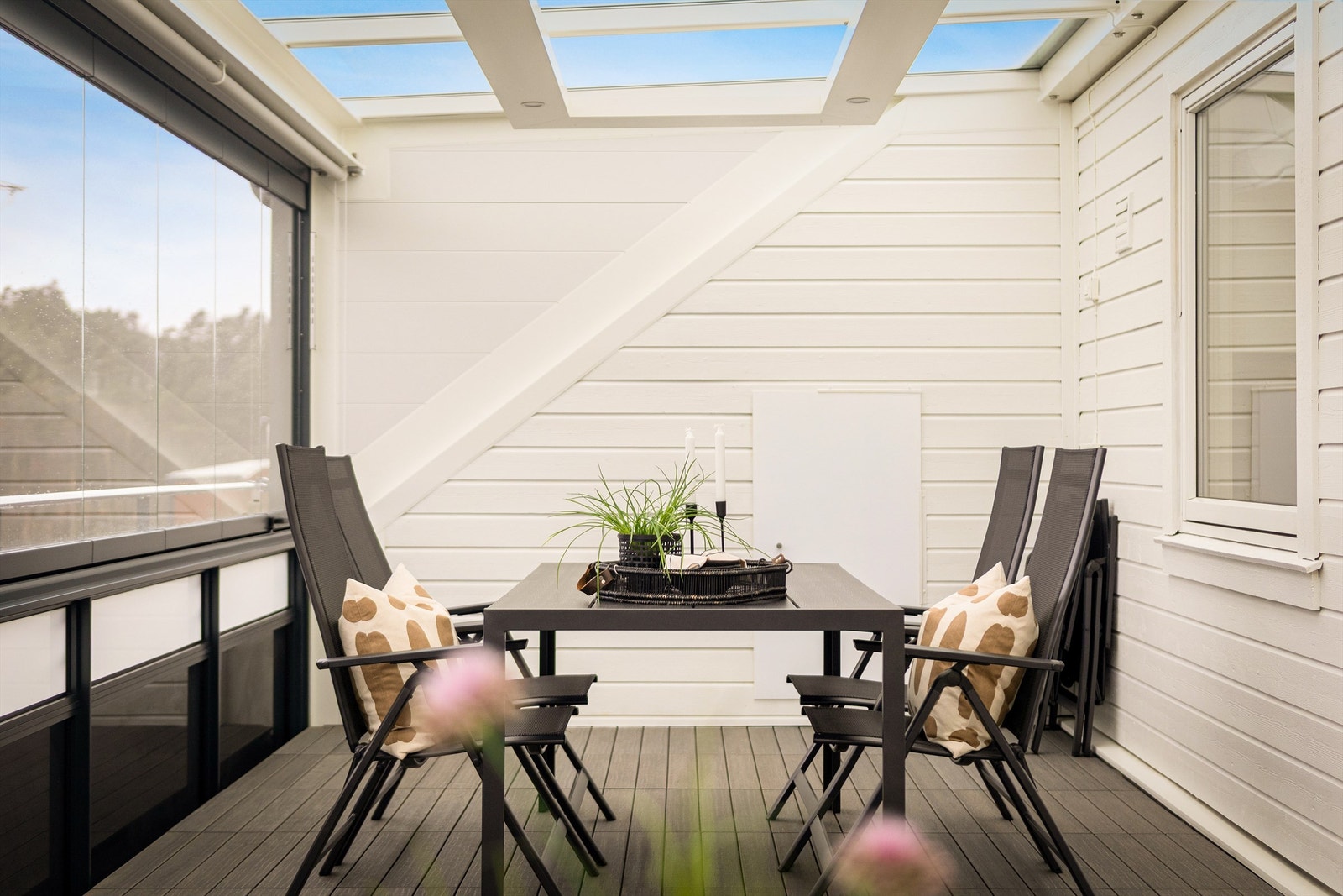 Glassene i front av balkongen kan enkelt skyves til siden om man ønsker dette, noe som gjør balkongen bruksvennlig hele året. Galleribilde