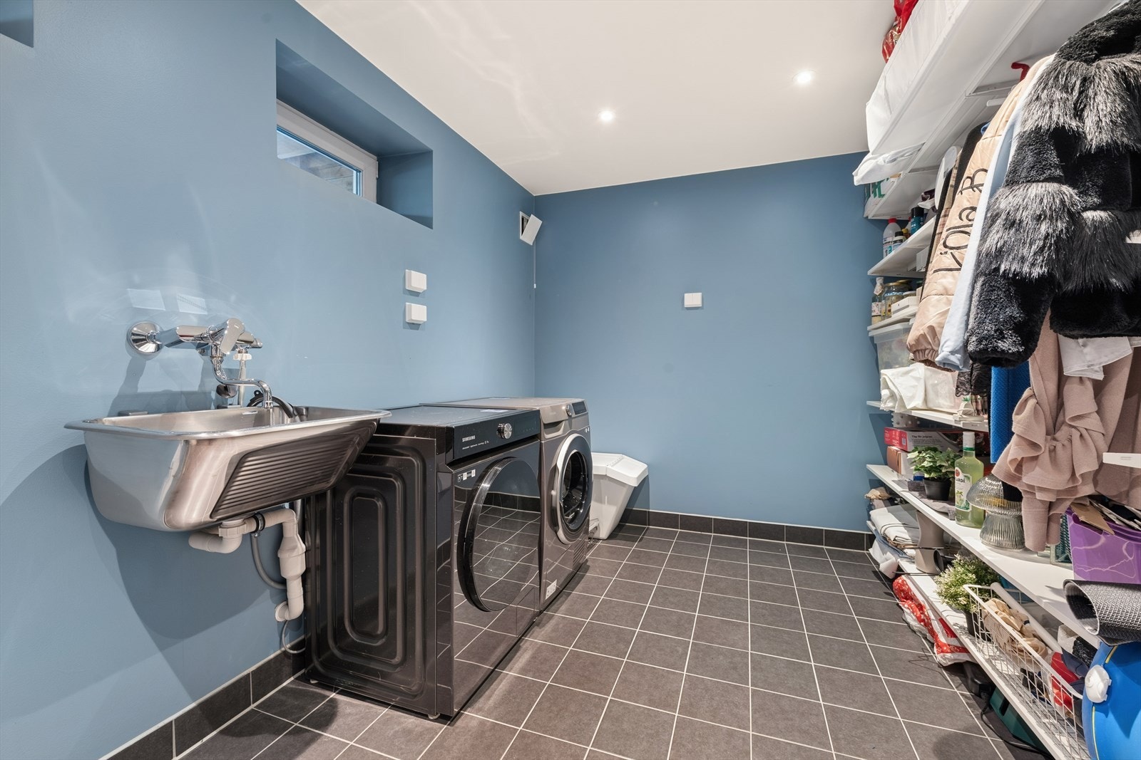 Vaskerom i underetasjen med utslagsvask og opplegg for vaskemaskin, samt godt med oppbevaringsmuligheter. Galleribilde