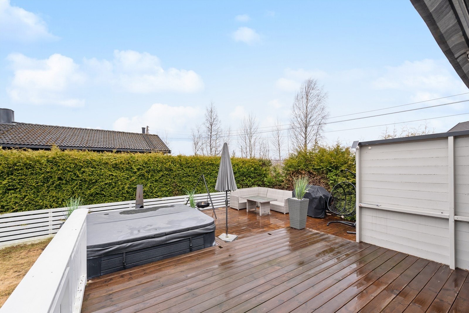 Fra stuen har du direkte utgang til flott terrasse og hage, en forlenger av stuen på varme sommerdager. Galleribilde
