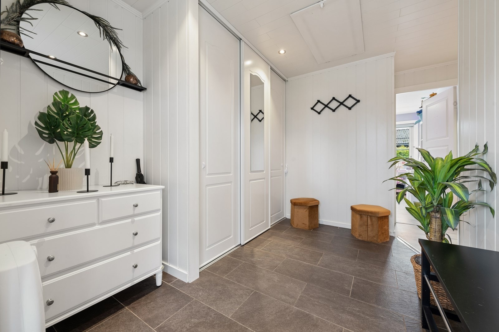 Lys og praktisk entré med god plass til oppbevaring og en ryddig velkomst når du kommer hjem. Galleribilde