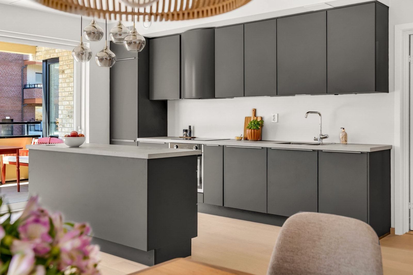 Praktisk kjøkkenøy som gir ekstra arbeidsflate og samlingspunkt i rommet Galleribilde