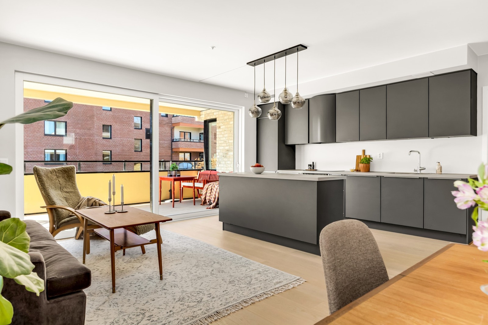 Stilrent kjøkken med integrerte hvitevarer Galleribilde