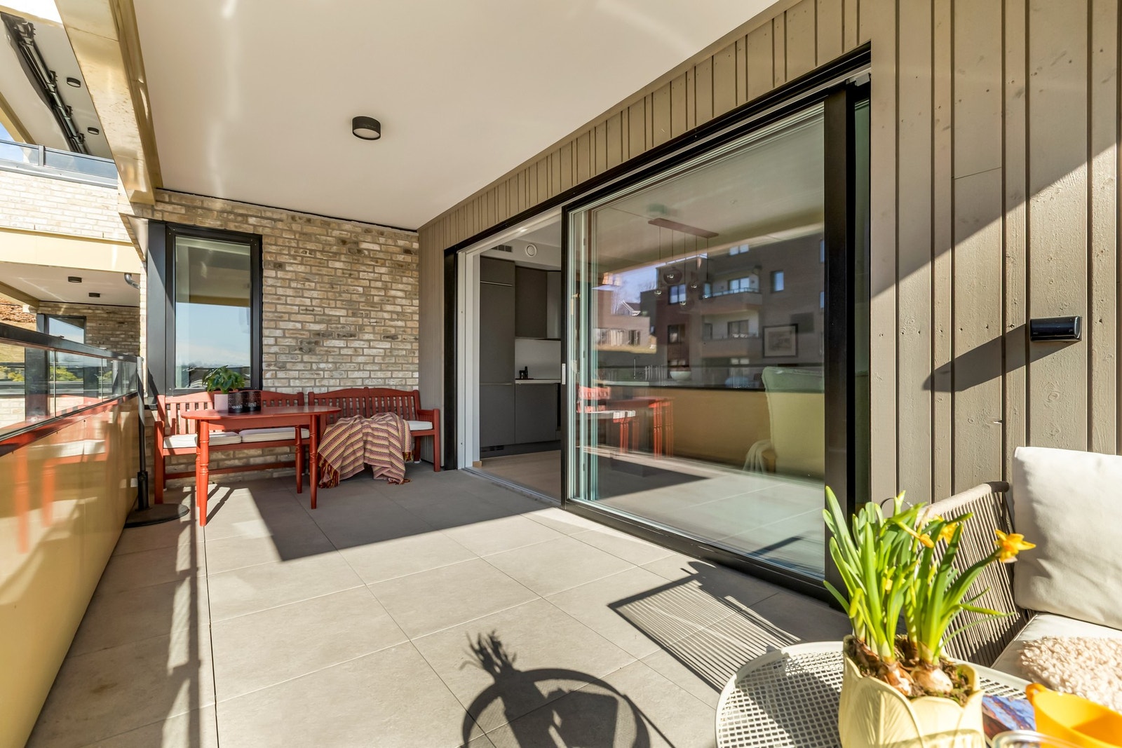 Solrik uteplass med moderne rekkverk i glass og gode lysforhold Galleribilde