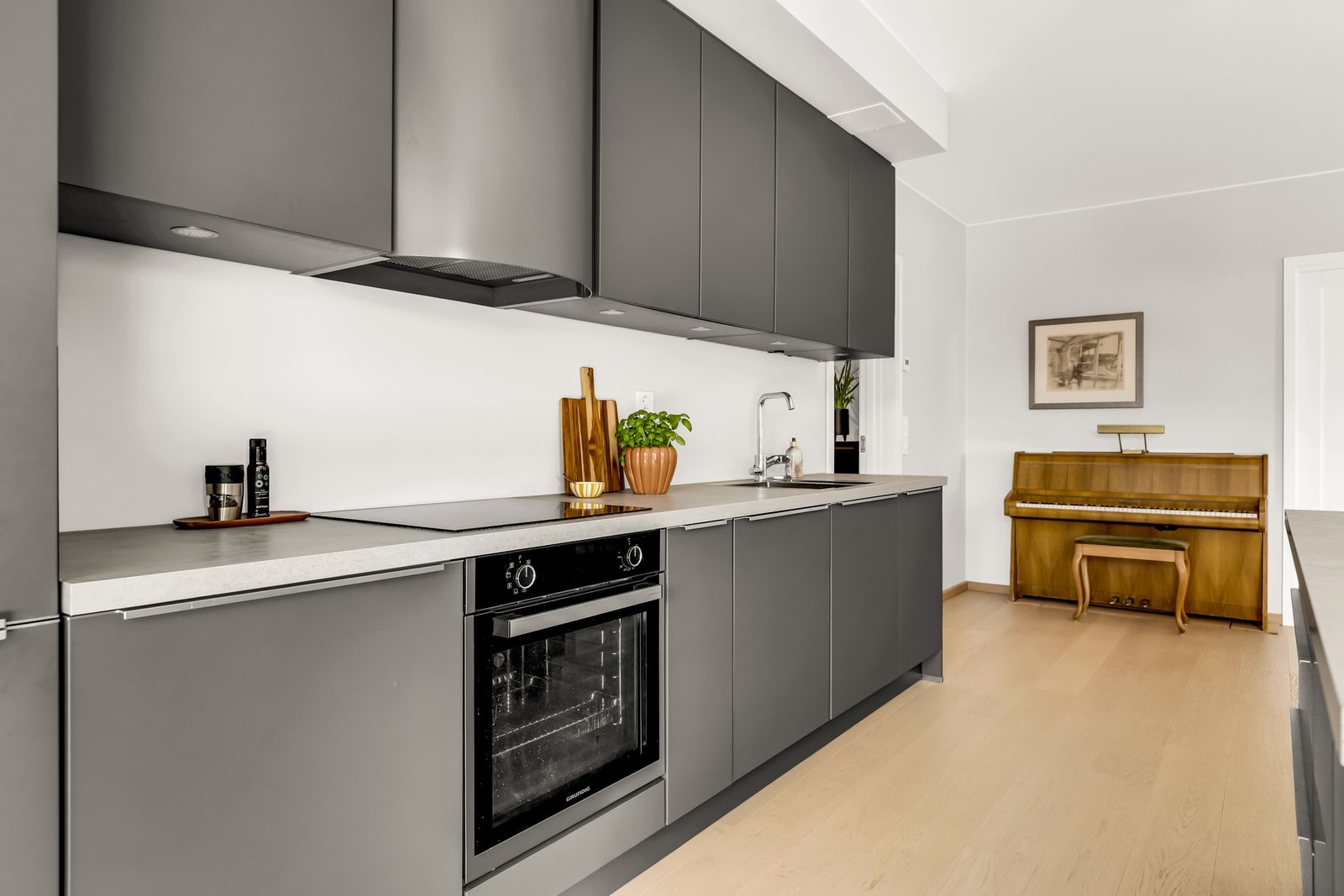 Moderne kjøkkeninnredning med gode oppbevaringsløsninger Galleribilde