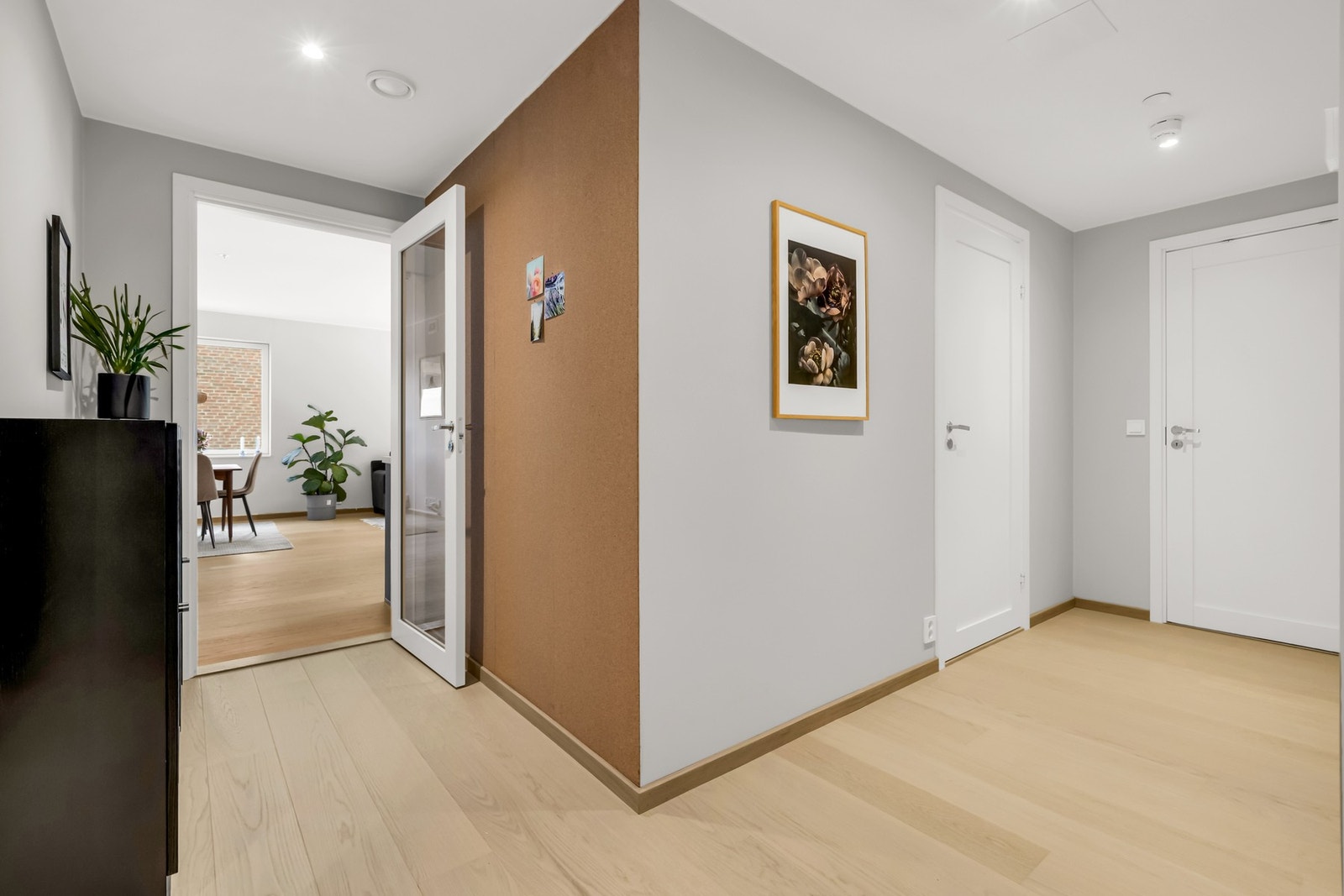 Praktisk entré med gode oppbevaringsmuligheter Galleribilde