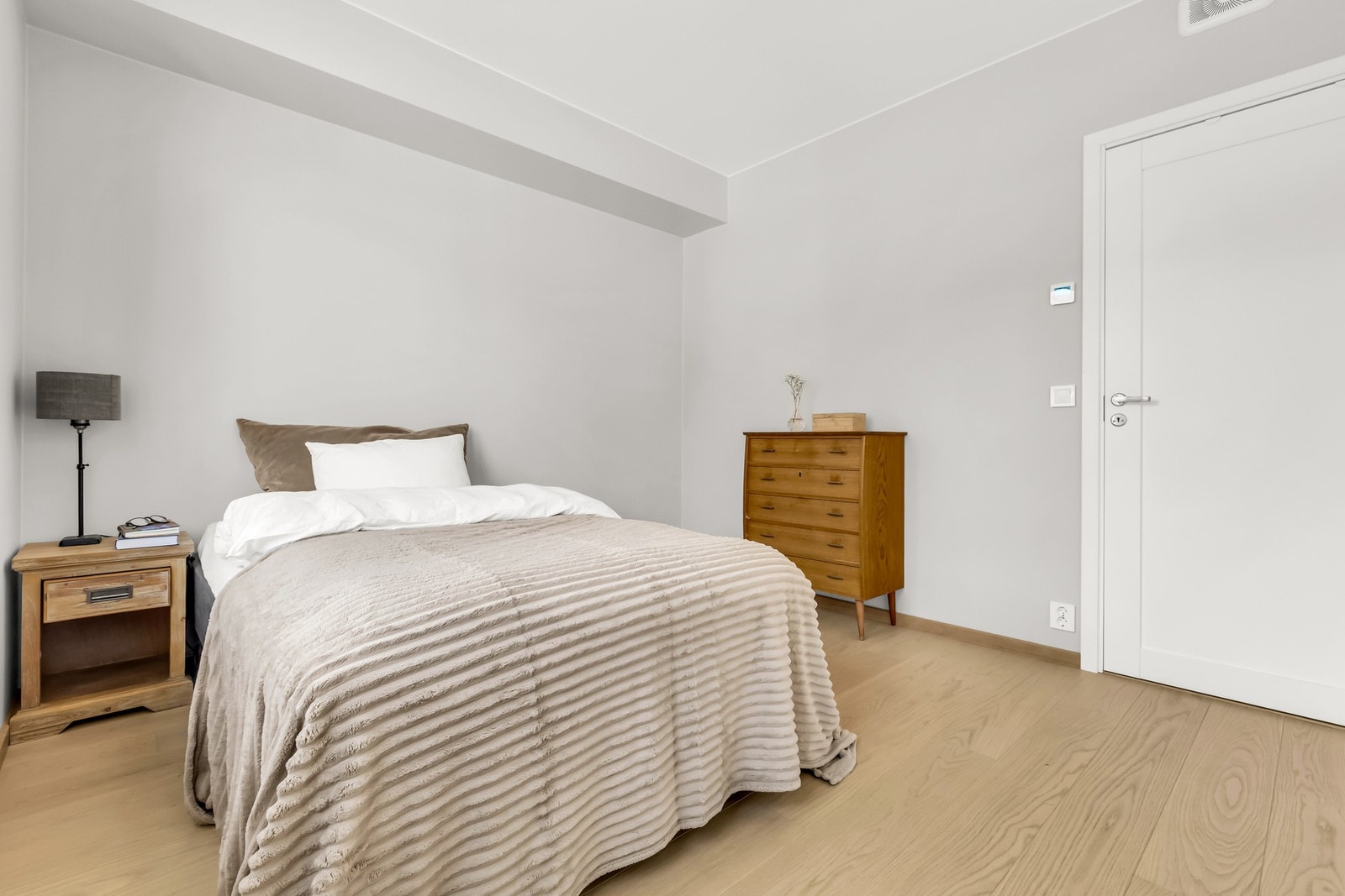 Romslig og lyst soverom med god plass til seng, nattbord og garderobeløsning Galleribilde