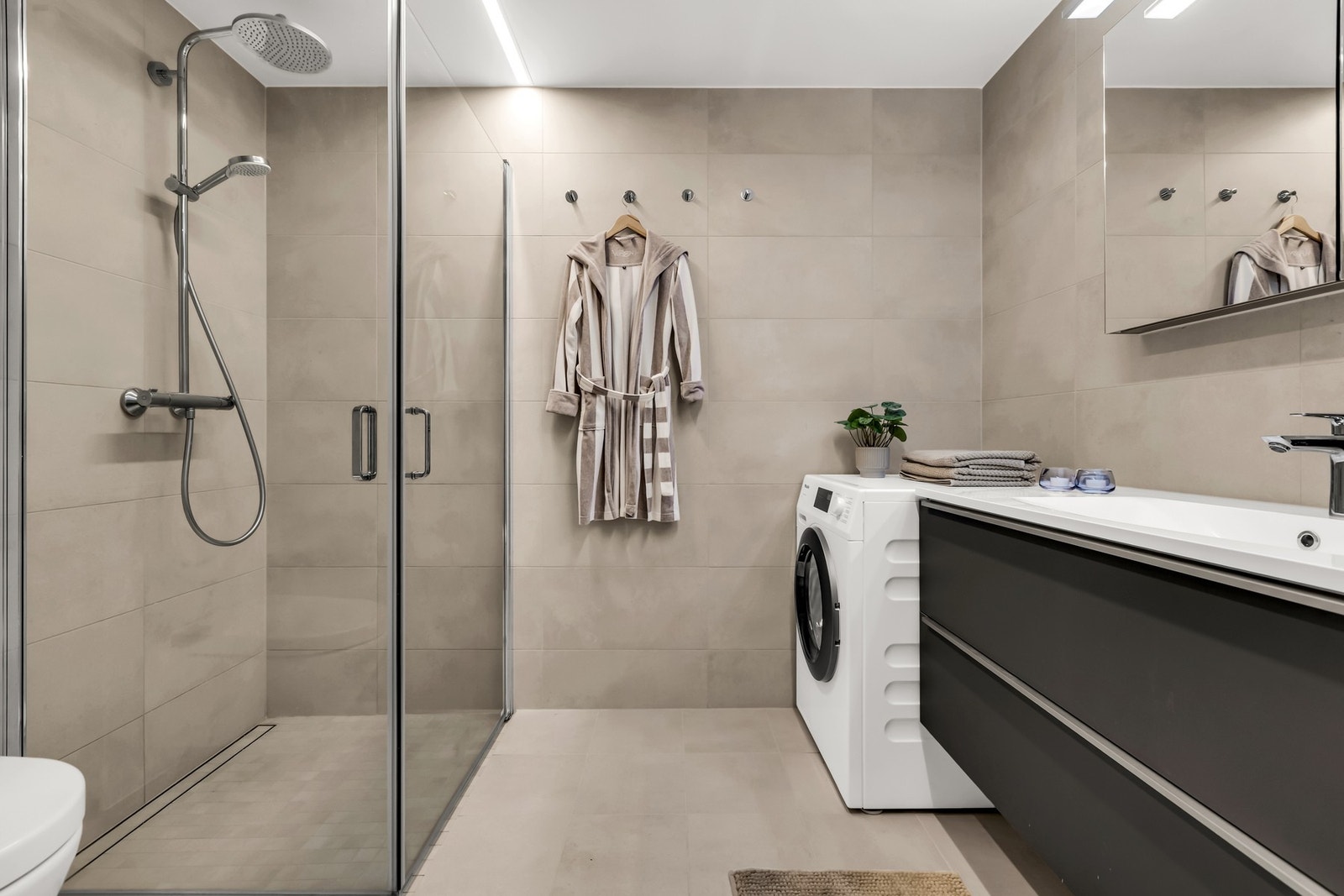 Flislagt bad med moderne og tidløst uttrykk Galleribilde