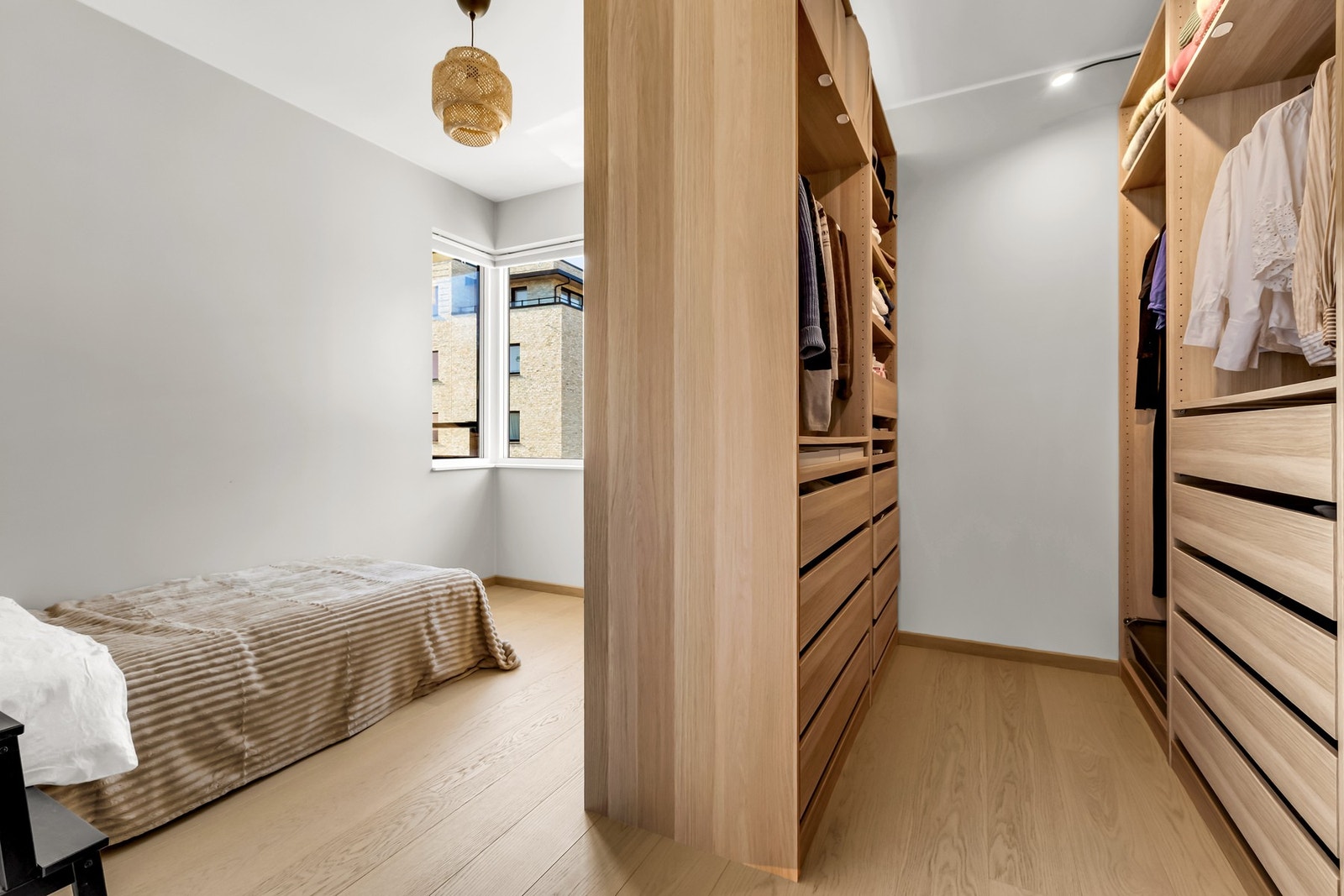 Flott garderobe i tilknytning til det ene soverommet Galleribilde