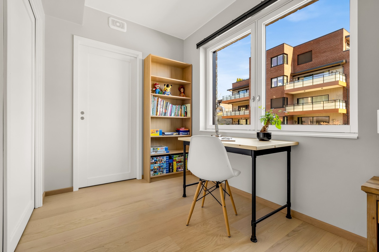 Delikat soverom med rolige fargetoner og gode lysforhold Galleribilde