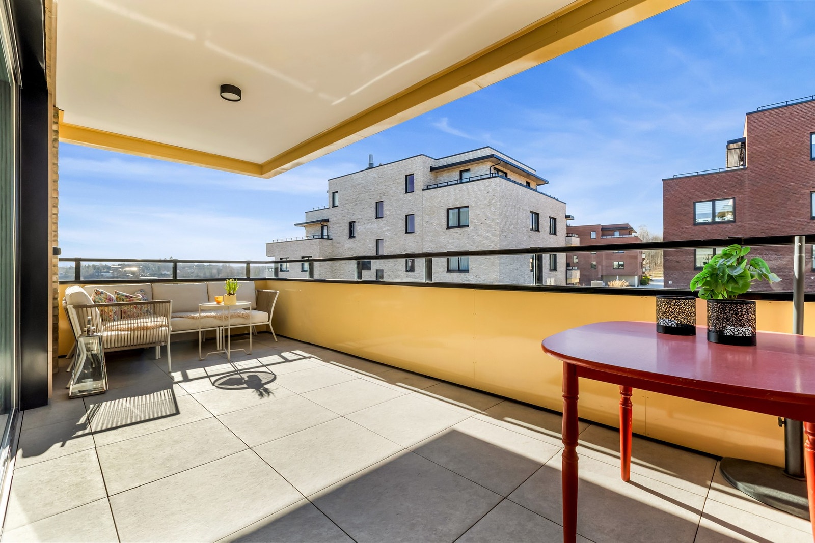 God plass til både avslapning og sosiale sammenkomster på varme dager Galleribilde