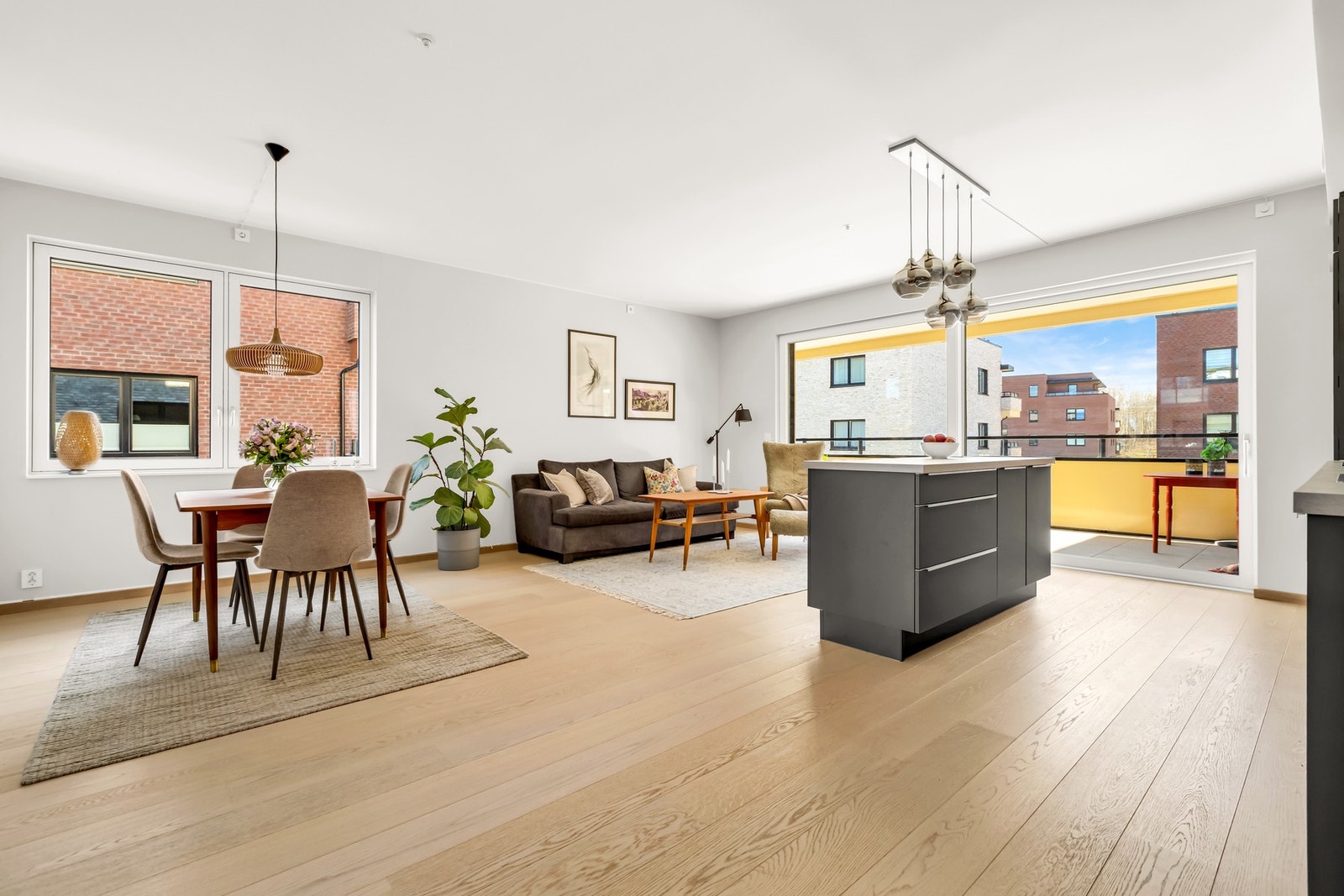 Lys og innbydende stue med store vindusflater Galleribilde