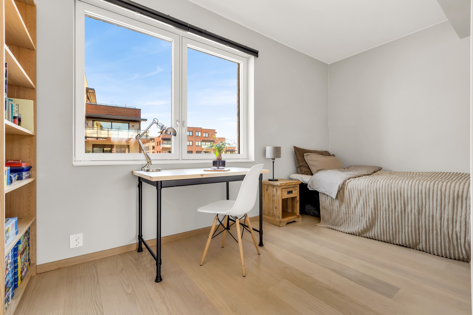 Fleksibelt rom med plass til både seng og skrivebord - perfekt som kombinert kontor og soverom Galleribilde