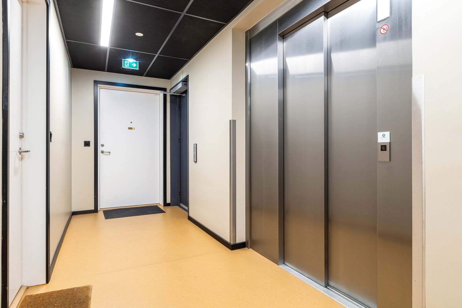 Heisen fra gangen går direkte ned til garasjekjelleren Galleribilde