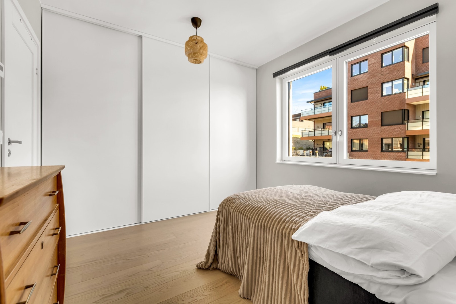 Hovedsoverom med behagelig atmosfære og praktiske oppbevaringsmuligheter Galleribilde