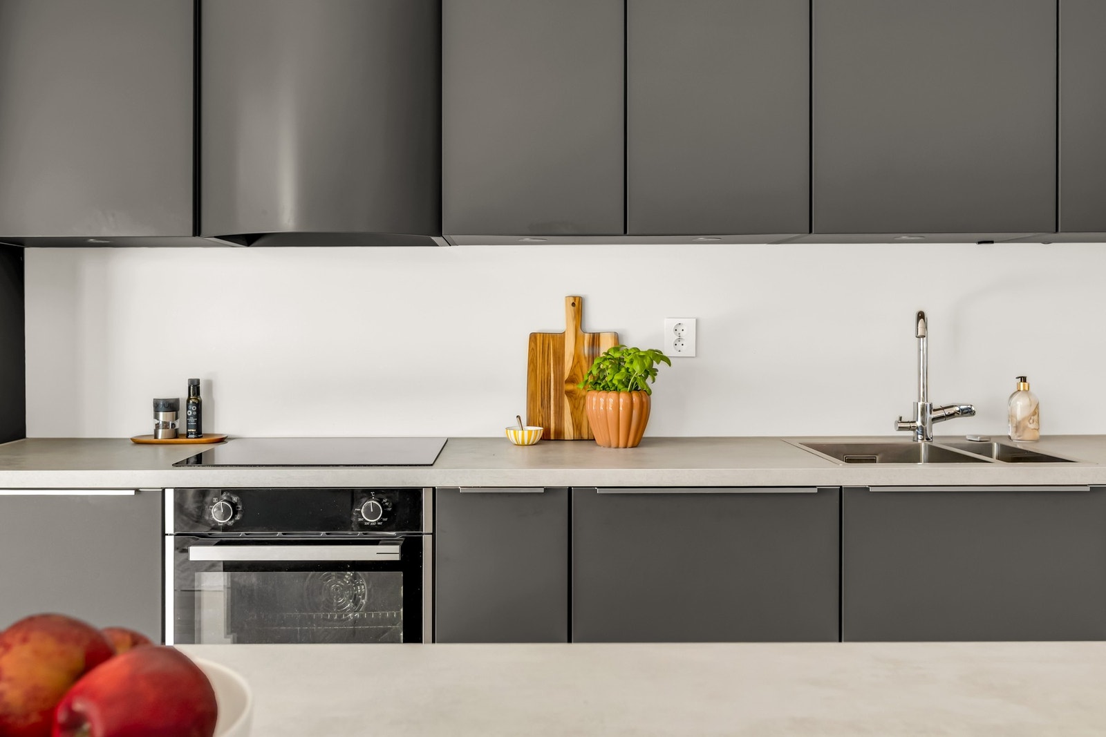 Kjøkken utstyrt med induksjonstopp, stekeovn og oppvaskmaskin for en effektiv hverdag Galleribilde