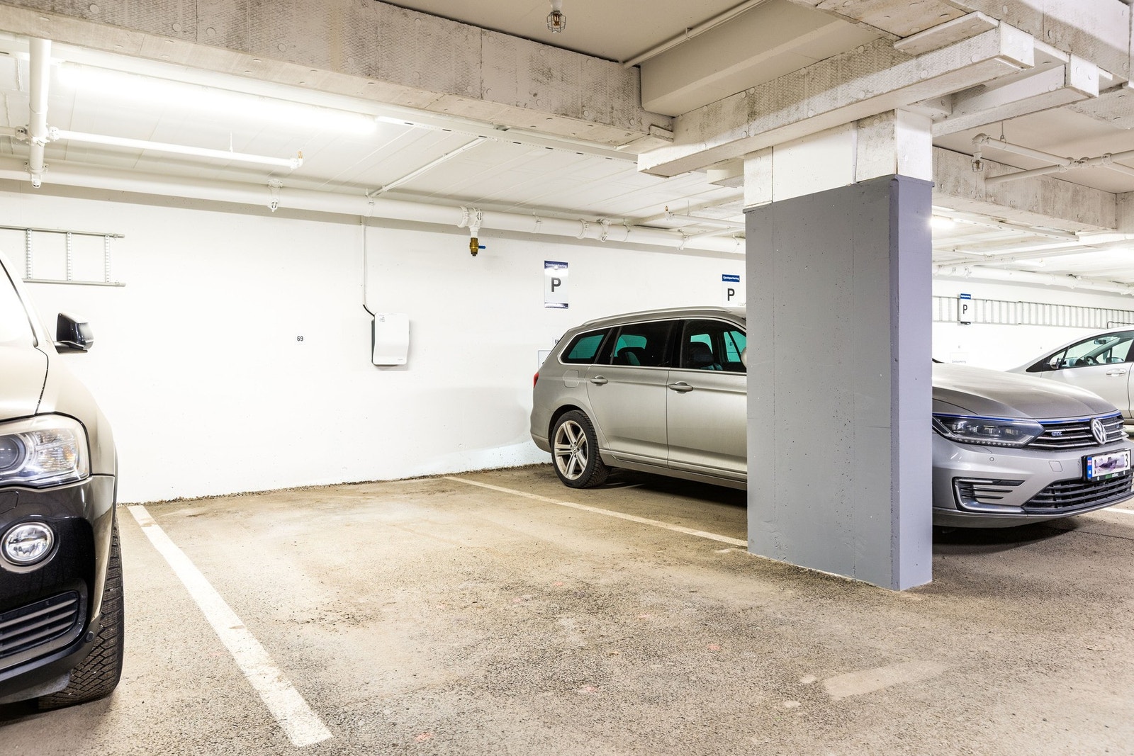 Parkeringsplass med elbillader Galleribilde