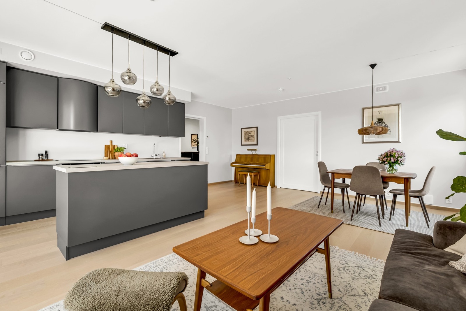 Åpen kjøkkenløsning som gir god kontakt med stue og spiseplass Galleribilde