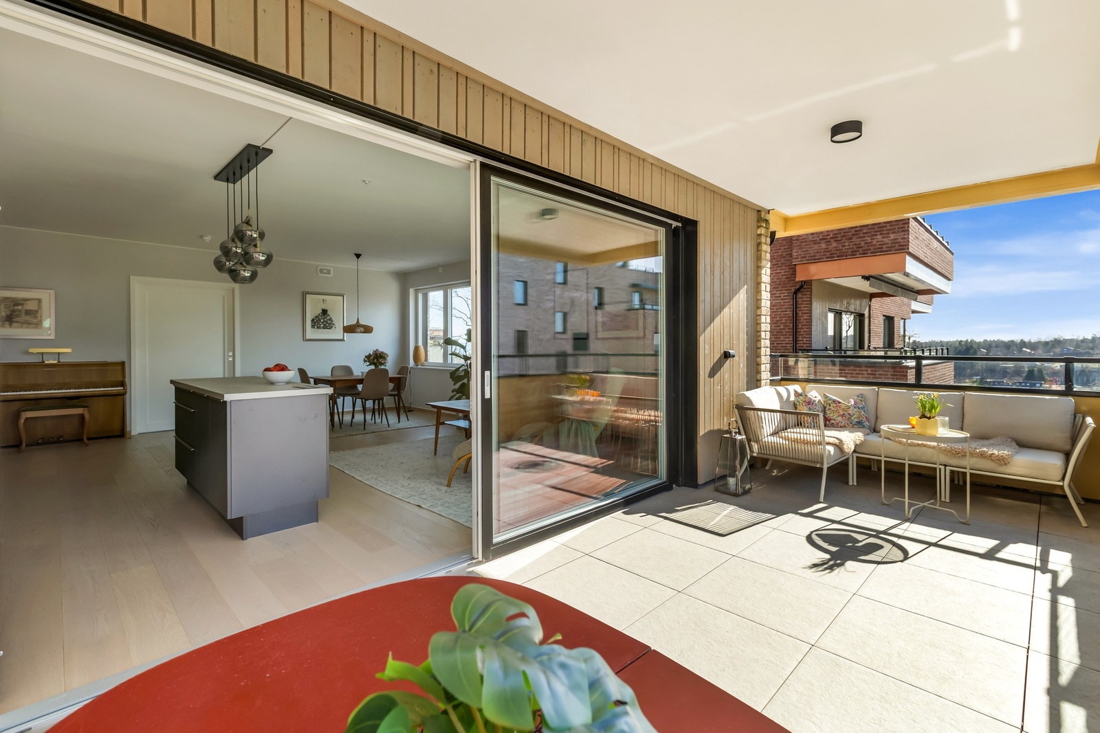 Romslig balkong med god plass til sittegruppe og utemøbler Galleribilde