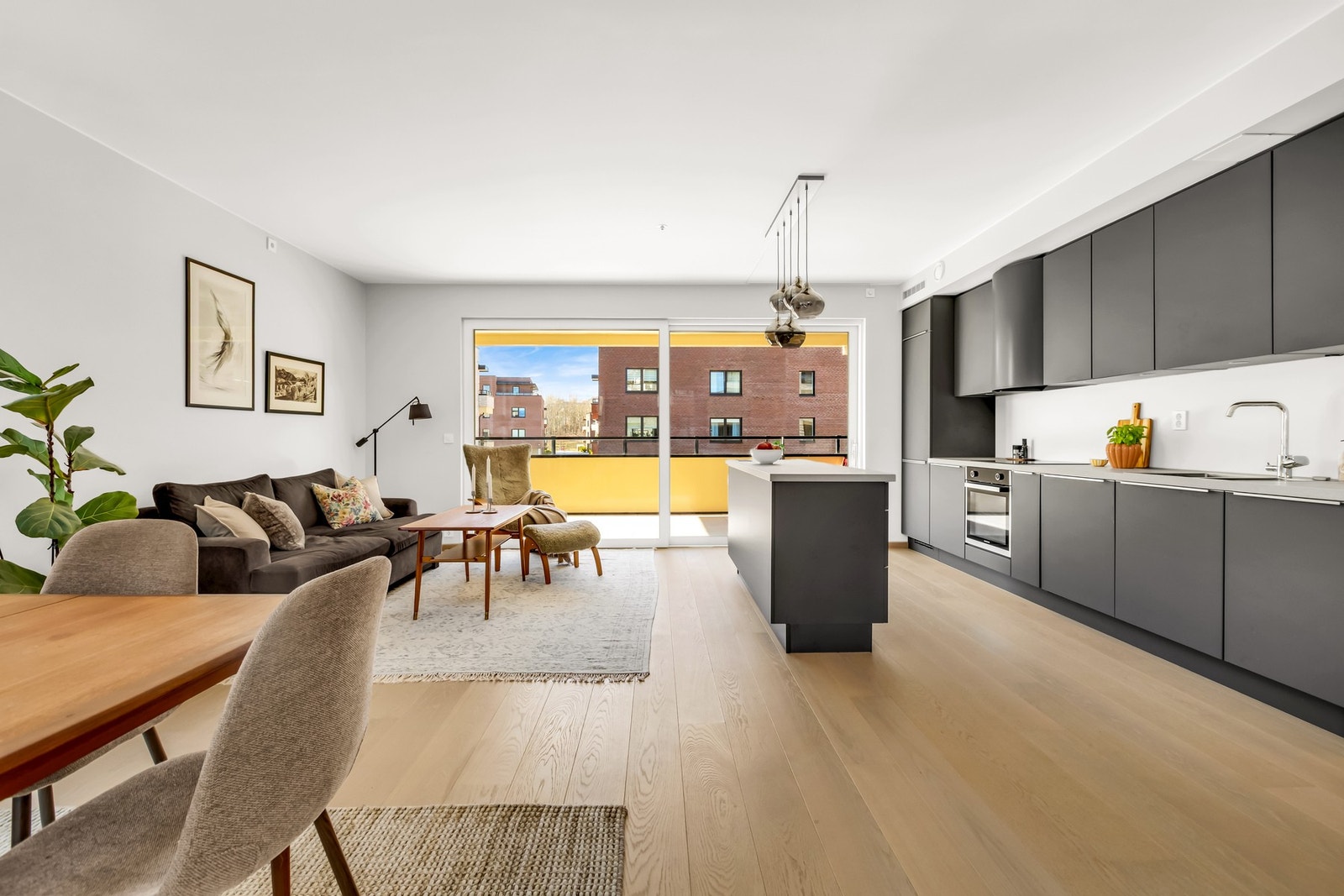 Stort og lyst oppholdsrom Galleribilde